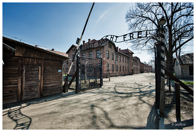 Auschwitz I. Den berömda skylten vid ingången till lägret.