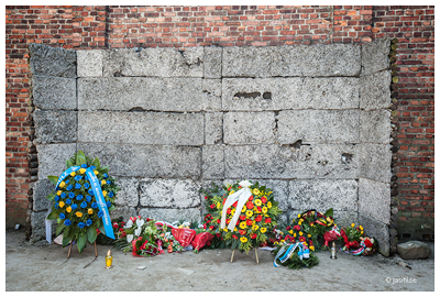 Auschwitz I. Dödsväggen, en vägg mot vilken fångar avrättades genom skjutning. Väggen är en rekonstruktion.