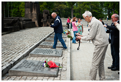 Auschwitz II - Birkenau. En norsk man som precis innan lagt ned en bukett blommor på en minnessten över offren.
